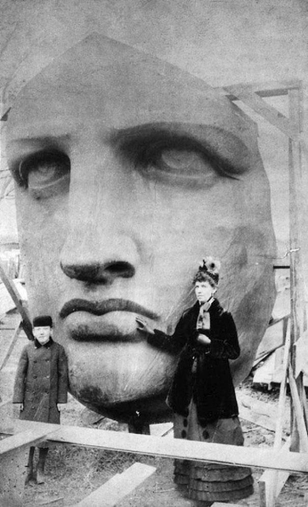 02-Unpacking-the-head-of-the-Statue-of-Liberty-1885
