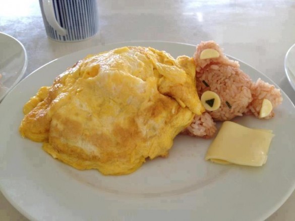 Sleepy-rice-bear-in-an-egg-blanket-teddy-bear-breakfast2-585x438-2