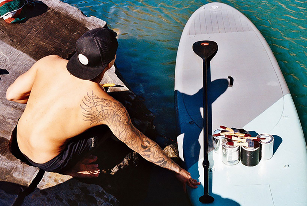 hula-paints-hyper-realistic-bathing-ladies-from-his-surfboard-designboom-07