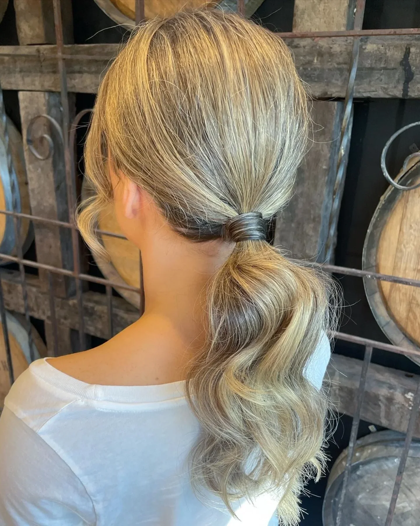 Χαμηλό ponytail με μπροστινές τούφες και κυματιστό αποτέλεσμα
