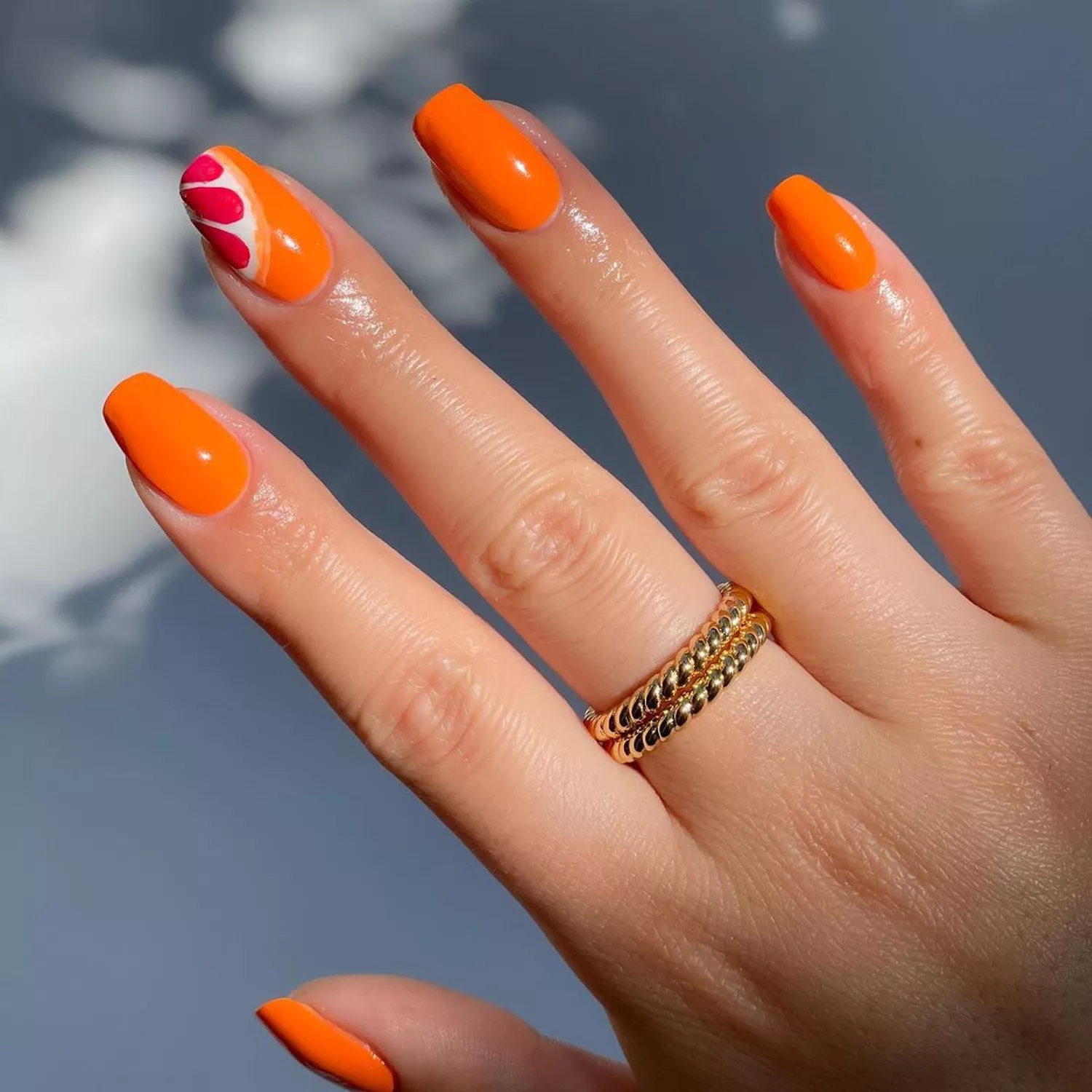 Κοραλί νύχια γκρέιπφρουτ σχέδιο nail art