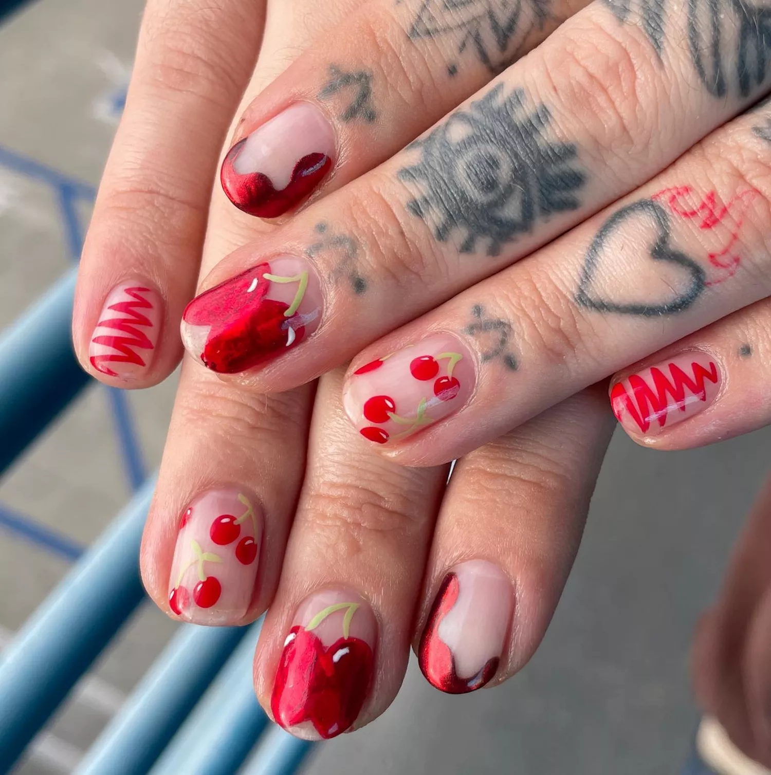 Κόκκινα νύχια με σχέδια κεράσια nail art