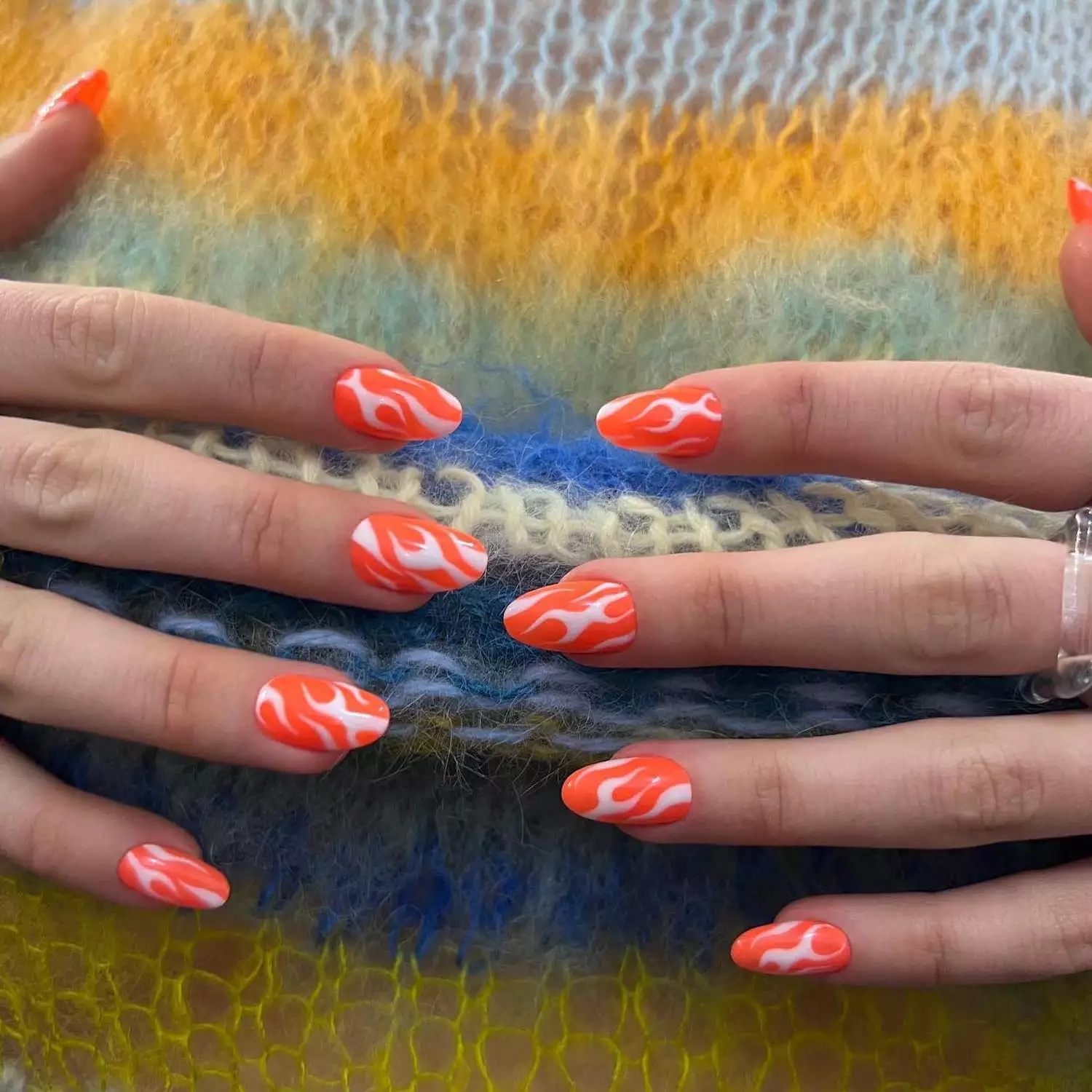 Κοραλί νύχια λευκές γραμμές nail art