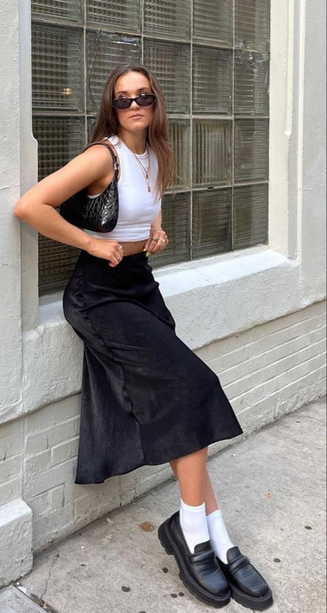 Loafers με midi φούστα polished casual look