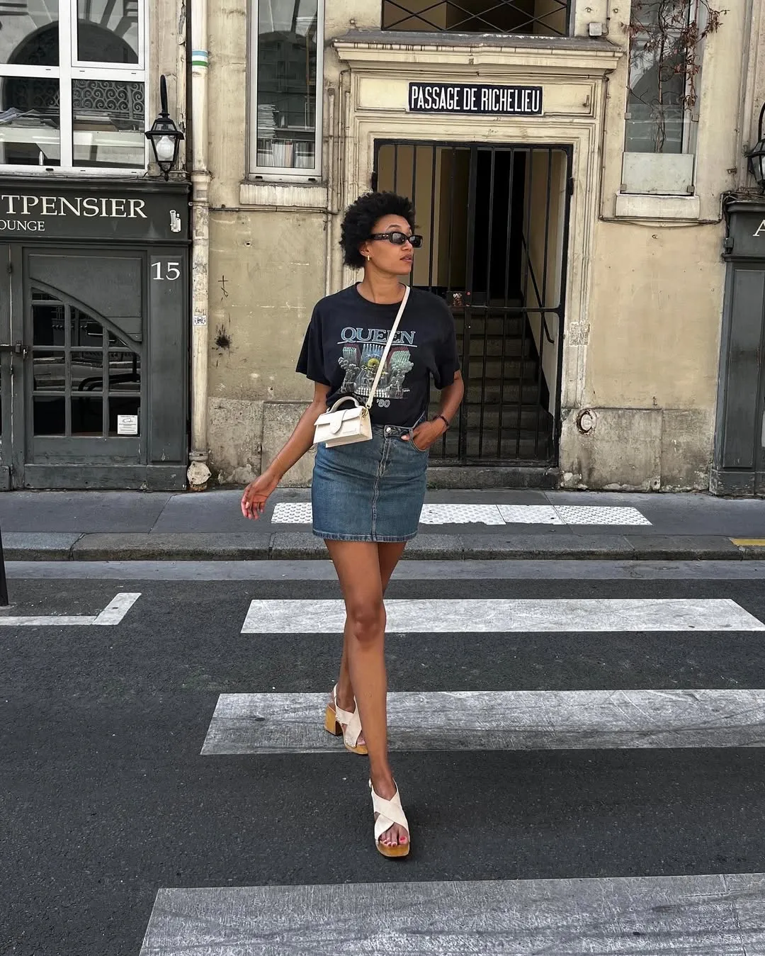 Denim mini φούστα με T-shirt