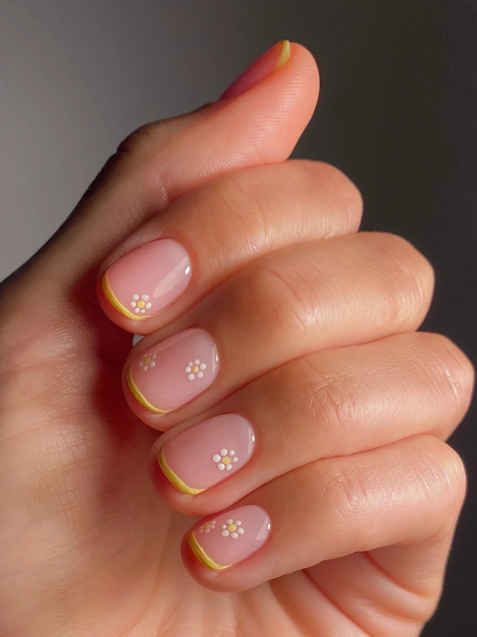 Daisy nail art 2026 retro