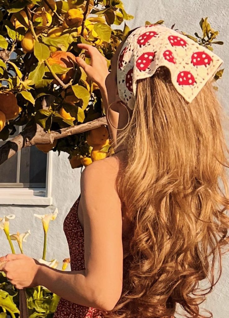 Μαντίλι στα μαλλιά για εύκολο καλοκαιρινό χτένισμα