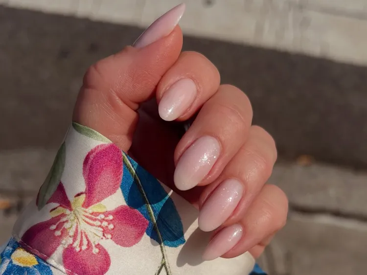 BIAB nails σε φυσική ροζ απόχρωση