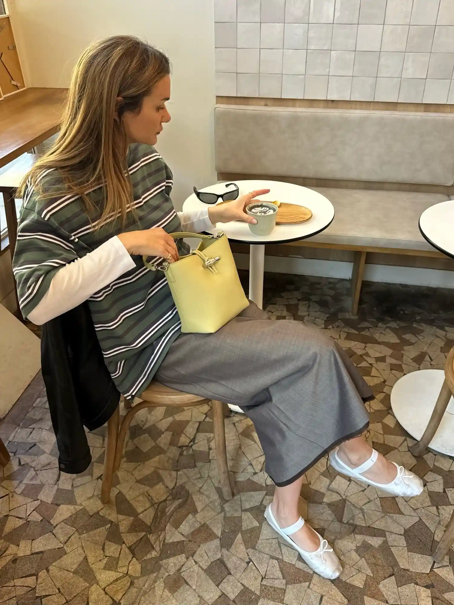 Ballet flats με midi φούστα effortless look