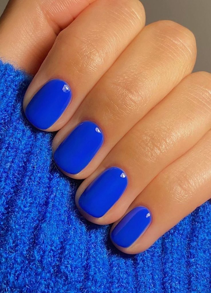 Έντονα μπλε νύχια για καλοκαίρι
