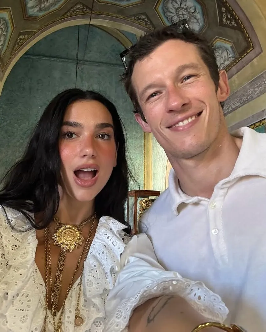 Dua Lipa και Callum Turner στη Σικελία πριν τον γάμο τους